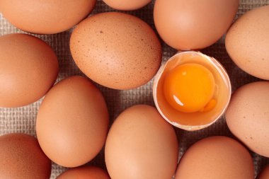 Beyaz arkaplanda yumurtalar