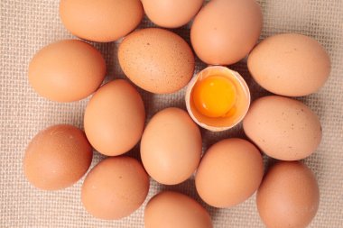 Beyaz arkaplanda yumurtalar