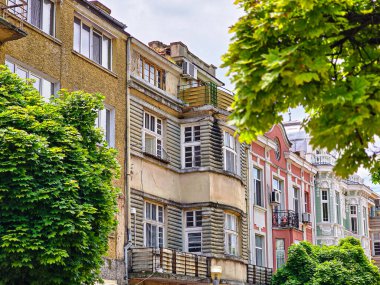 Bulgaristan 'ın Varna kentindeki eski bir bina yemyeşil baharda