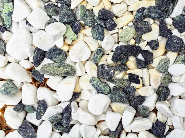 Farklı renklerde deniz taşlarının atmosferik güzel arkaplanı