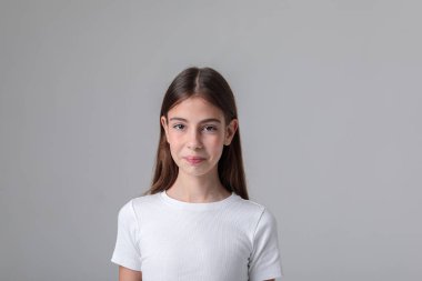 Siyah taytlı, uzun saçlı ve beyaz arka planda fotoğraf stüdyosunun tepesinde güzel bir genç kız. Modellik. Fotoğraf mankeni. Fotoşop. Fotoğraf stüdyosu