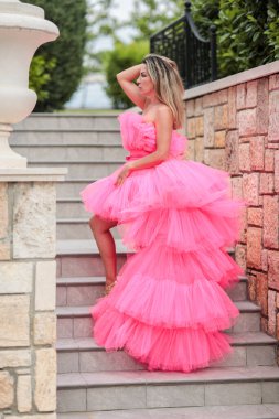 Yaratıcı pembe balo elbisesi içinde güzel bir genç kız. Modellik. Fotoğraf mankeni. Fotoşop