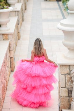 Yaratıcı pembe balo elbisesi içinde güzel bir genç kız. Modellik. Fotoğraf mankeni. Fotoşop