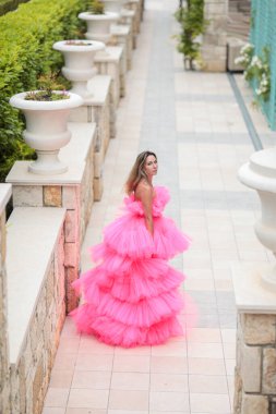 Yaratıcı pembe balo elbisesi içinde güzel bir genç kız. Modellik. Fotoğraf mankeni. Fotoşop