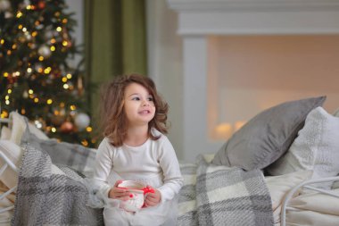 Mutlu gülümseyen çocuk Noel ağacıyla