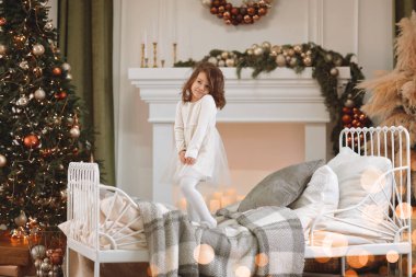 Noel süslemeleri olan mutlu küçük kız.