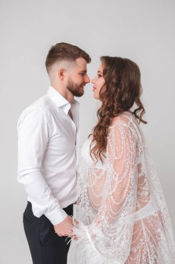 Düğün çekimi için poz veren güzel bir çift.