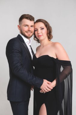 Düğün çekimi için poz veren güzel bir çift.