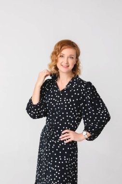 Kırmızı elbiseli gülümseyen kadın