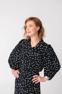 Siyah elbiseli güzel sarışın bir kadının portresi.