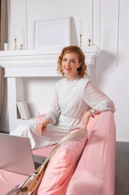 İç mekanında dizüstü bilgisayarı olan çekici bir kadın.