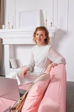 Evde tablet kullanan genç bir kadın.