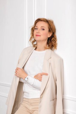 Kahverengi ceketli güzel bir genç kadının portresi. moda ve tarz