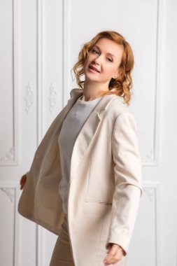 Bej takım elbiseli güzel bir kadın.