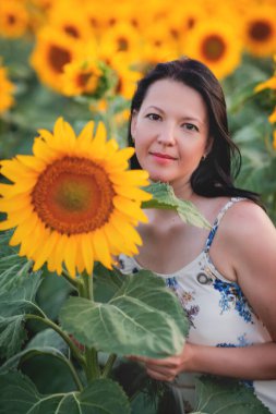 Ayçiçeği tarlası kadını