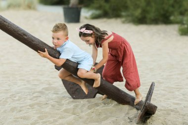 Mutlu küçük oğlan ve kız sahilde
