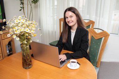 Ofiste çalışan genç bir kadın.