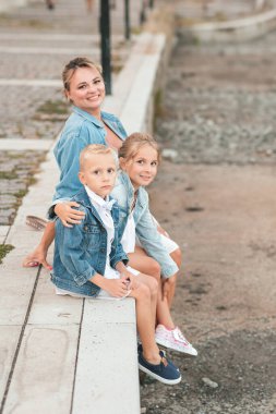 Şehirde iki kızı olan iki genç annenin portresi.