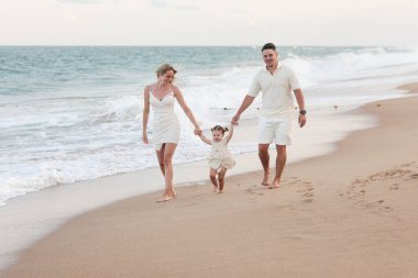 Kumsaldaki genç çift.