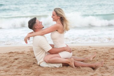 Kumsalda mutlu ve romantik bir çift