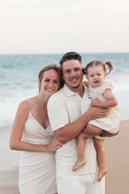 Aile sahilde yürüyor.