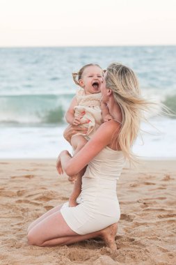 Genç anne ve küçük oğlu kumsalda..
