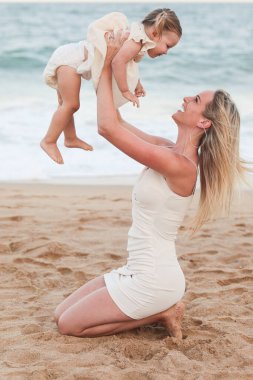 Anne ve bebek plajda