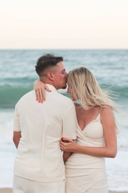 Kumsalda birbirine sarılan mutlu çift. yüksek kaliteli fotoğraf