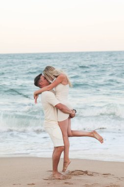 Mutlu romantik çift sahilde eğleniyor.