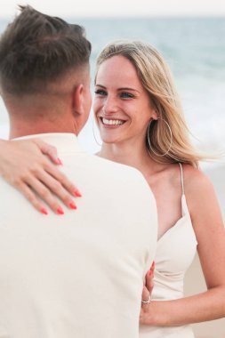 Kumsaldaki genç çift.