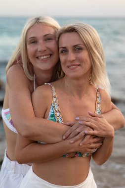 Sahilde iki genç kadın.