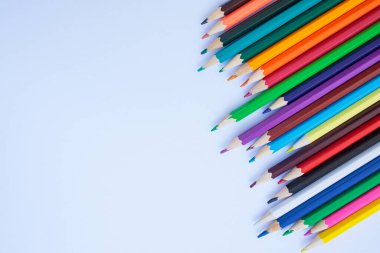 Sarı arka planda renkli kalemler. Yazıtlar için parlak, sulu bir arka plan. Yaz dönemi. - Okul. 1 Eylül. Ofis. Çalış.