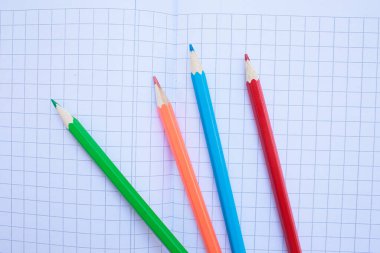 Okul not defterindeki renkli kalemler bir kutunun içinde. Yazıtlar için arka plan. - Okul. 1 Eylül. Ofis. Çalış.