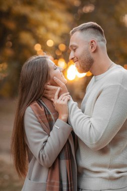 Sonbahar parkında aşık mutlu genç bir çift. Aşk.