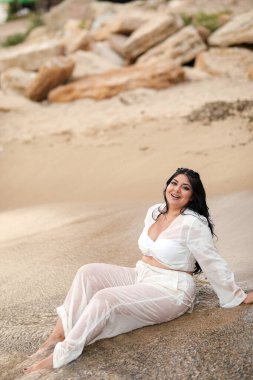 Yazın beyaz elbiseli güzel bir kız kumsalda kumsalda.