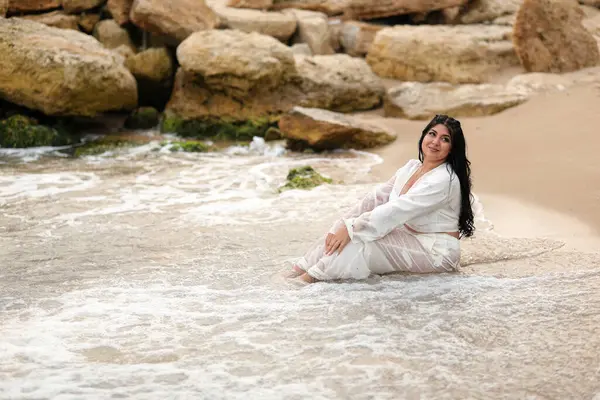 Yazın beyaz elbiseli güzel bir kız kumsalda kumsalda.