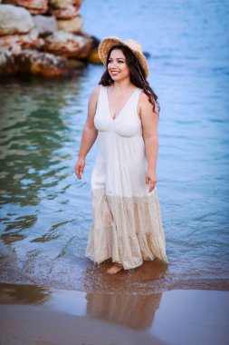 Yazın sahilde şapkalı güzel bir kız.