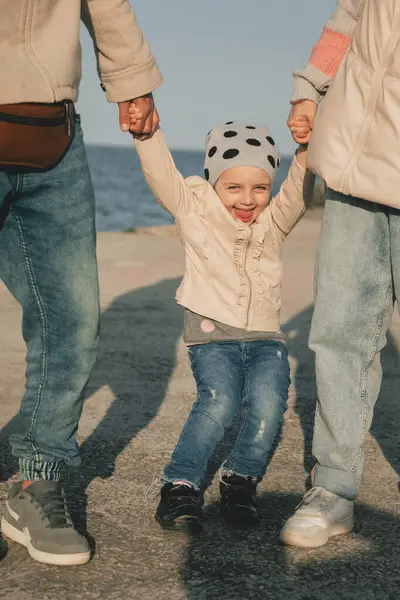 Baharda sahilde kumsalda mutlu ve dost canlısı bir aile.