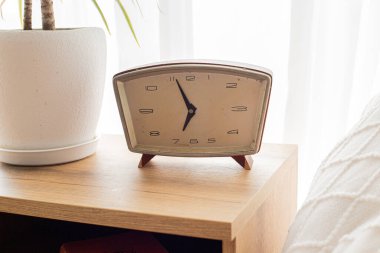 Bir kaidedeki antika saat.