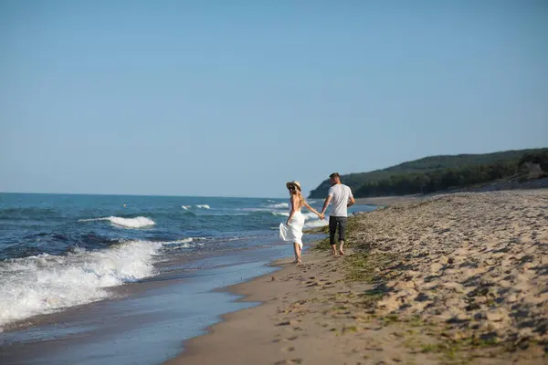 Denizde düğün. Gelin ve damat yazın sahilde. Yeni evliler