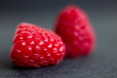 Siyah arka planda kırmızı ahududu. makro fotoğraf