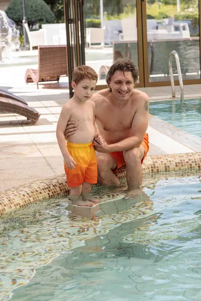Mutlu baba ve oğul yazın havuzda