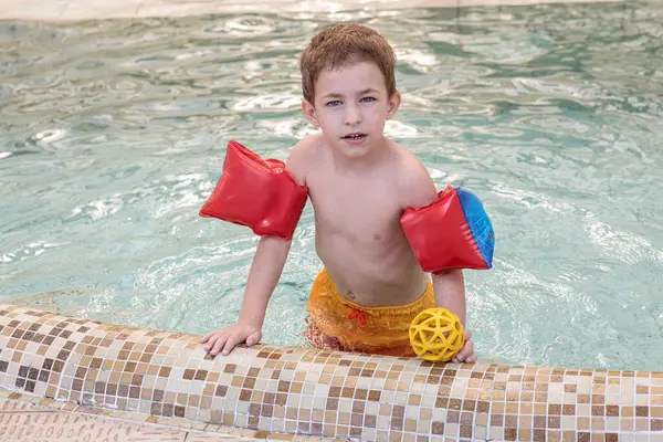 Mutlu küçük çocuk yazın havuzda