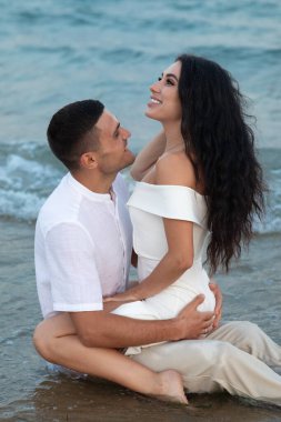 Gelin ve damat yazın sahilde. Düğün için. Aşk hikayesi. Açık havada düğün töreni.