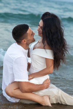 Gelin ve damat yazın sahilde. Düğün için. Aşk hikayesi. Açık havada düğün töreni.