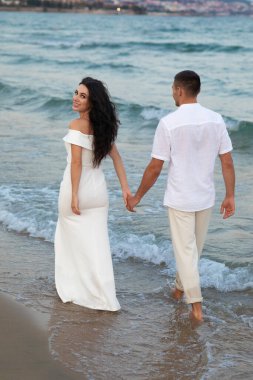 Gelin ve damat yazın sahilde. Düğün için. Aşk hikayesi. Açık havada düğün töreni.