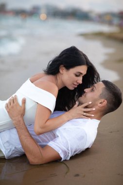 Gelin ve damat yazın sahilde. Düğün için. Aşk hikayesi. Açık havada düğün töreni.