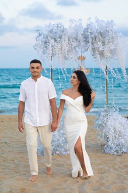 Gelin ve damat yazın sahilde. Düğün için. Aşk hikayesi. Açık havada düğün töreni.