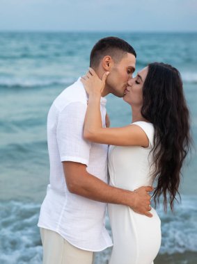 Gelin ve damat yazın sahilde. Düğün için. Aşk hikayesi. Açık havada düğün töreni.