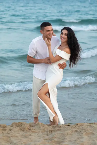 Gelin ve damat yazın sahilde. Düğün için. Aşk hikayesi. Açık havada düğün töreni.